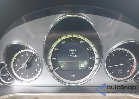 2010 Mercedes-Benz E 550 z USA, uszkodzony, nr VIN WDDHF7CB6AA045680